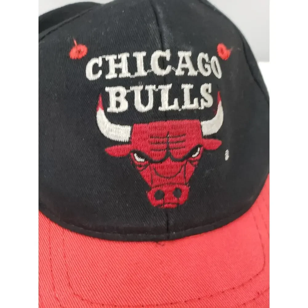 VINTAGE Chicago Bulls Hat Cap Drew Pearson Snap‎ Back Black Red Basketball NBA